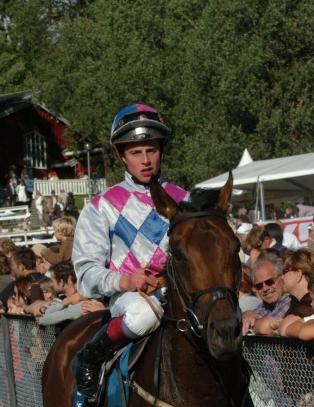 Norsk jockey rir for oljesjeik