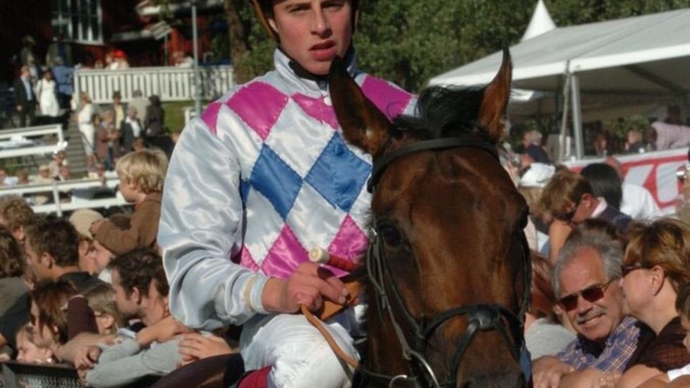 I VERDENSTOPPEN. William Buick, f�dt og oppvokst i B�rum, her etter et l�p p� �vrevoll, er blitt en av verdens mest ettertraktede jockeys. Foto: HESTEGUIDEN.COM.