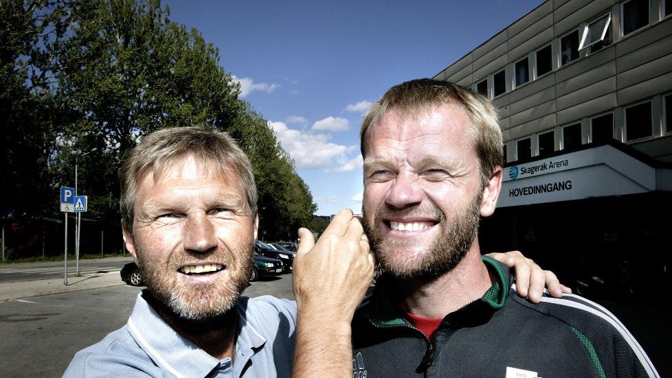 SENDT NED AV KAMERATEN: Gaute Larsen (t.v.) og Asker rykket ned etter at de tapte mot Arne Sandst�s Sandefjord, samtidig som Str�mmen slo Nybergsund/Trysil. Her er de to da de delte treneransvaret i Odd Grenland. Foto: HENNING LILLEG�RD / Dagbladet.