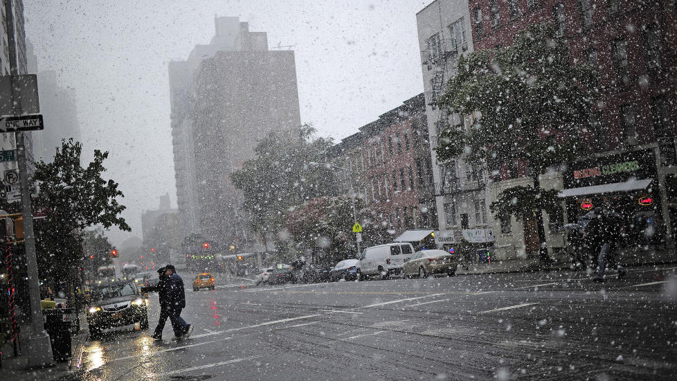 TETT SN�V�R: Vinteren kom uvanlig tidlig til New York i �r. Foto: Emmanuel Dunand/AFP