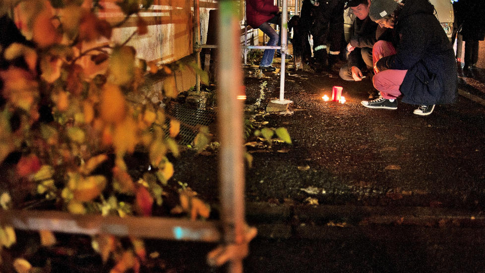 TENTE LYS: Venner av den drepte tente i kveld lys utenfor �stedet i Pilestredet i Oslo. Foto: Hilde Mesics Kleven/Dagbladet