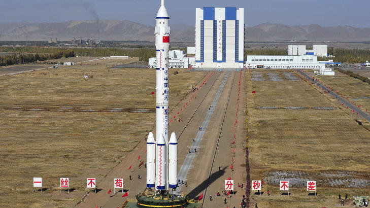 RAKETTEN: Shenzhou-fart�yet skal i morgen l�ftes til oml�psbane med en Long March II-F-rakett fra oppskytingsbasen Jinquan Satellite Launch Center i Gansu-provinsen. Foto: REUTERS/China Daily/SCANPIX