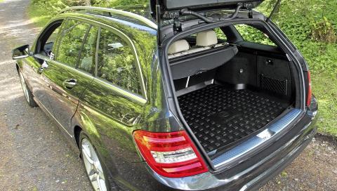 NUMMER 4: Mercedes C-klasse er en ganske kompakt stasjonsvogn. Desto mer gledelig er det at plassen er tilfredsstillende. Under bagasjeromsgulvet er det et stort smuglerrom. Foto: EGIL NORDLIEN/HM FOTO