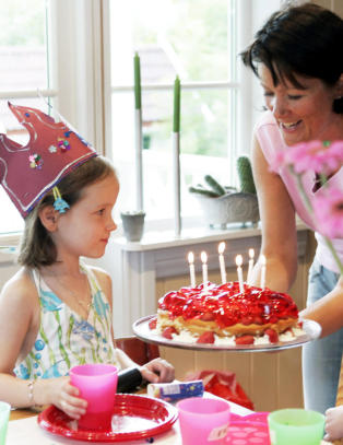 - Minoritetsbarn m� g� i bursdagsselskaper