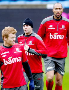 Disse f�r oppleve John Arne Riises 100. landskamp fra banen
