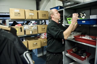BLIR IKKE HENTET: Det er ikke sikkert eieren henter tingene sine selv om han eller hun vet at det har kommet til rette, forteller serviceleder H�vard Sannesmoen. Foto: BENJAMIN A. WARD