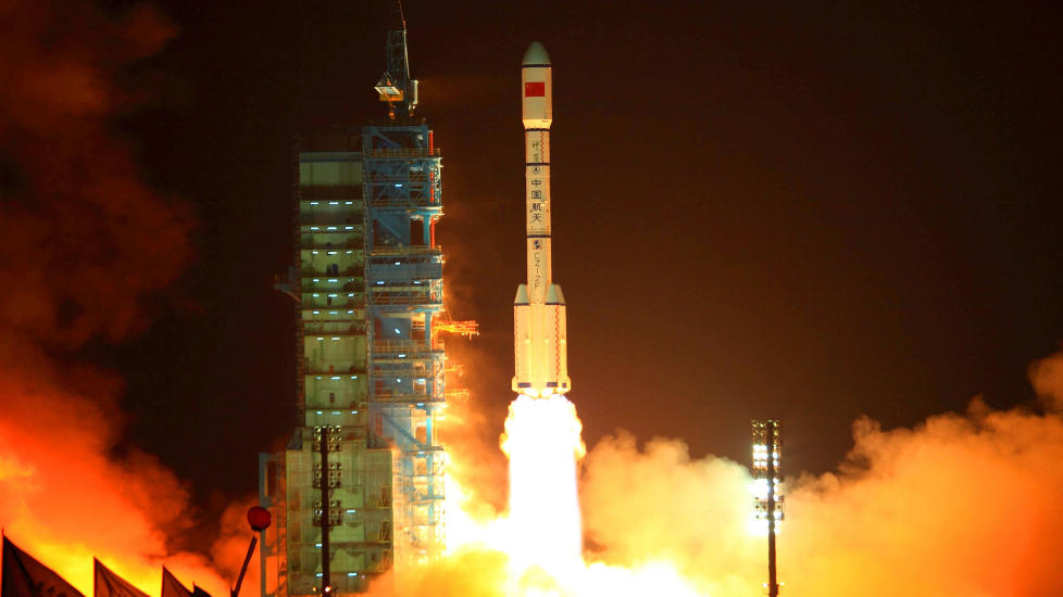 TAR OPP KAMPEN: I et fors�k p� � hevde seg som en romfartsnasjon, skj�t Kina opp �Tiangong-1� 29. september. I morgen skal de etter planen skyte opp et ubemannet romfart�y som skal dokke med modulen i oml�psbane. Oppdraget er �n i en rekke av flere som skal ende med en egen kinesisk romstasjon, if�lge landets myndigheter. Foto: AFP PHOTO/CHINA