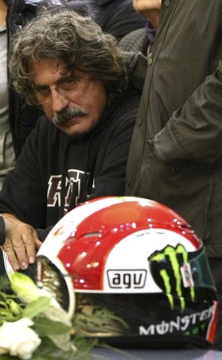 MISTET S�NNEN:Paolo Simoncelli, her i s�nnens begravelse.Foto: AP /Patrizio Pietrangeli