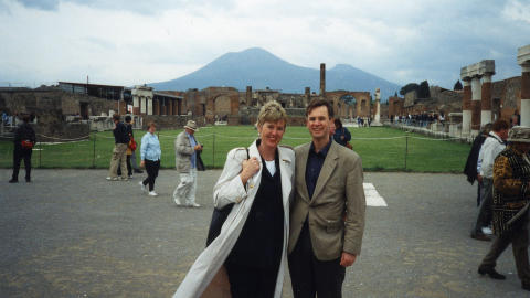 BARNEFRI: Sofie og Erik Hexeberg har prioritert familie og jobb. Ferier har kommet langt ned p� lista. Her er de i Pompeii - i forbindelse med en fagkongress i Sorrento.