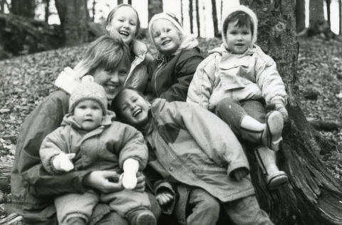 STORFAMILIE: Sofie med barna Ida, Anne, Julie, Tor og Hans p� tur i Indianerskogen p� Paradis i Bergen.