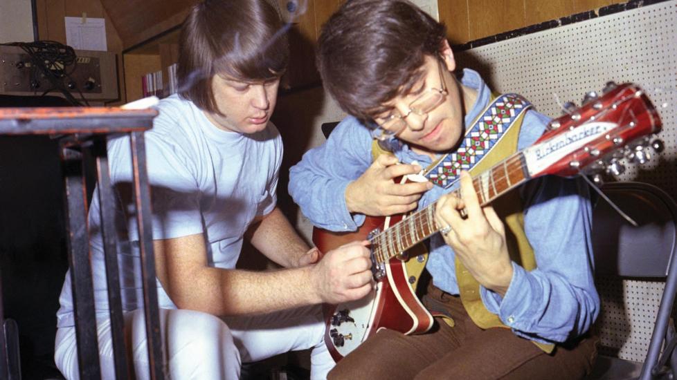 IKKE S�NN, MEN S�NN: Brian Wilson viser sin medsammensvorne Van Dyke Parks hvordan man spiller gitar. Fra innspillingen av SMiLE�. Foto: EMI / Jasper Dailey / Courtesy of The Peter Reum Collection