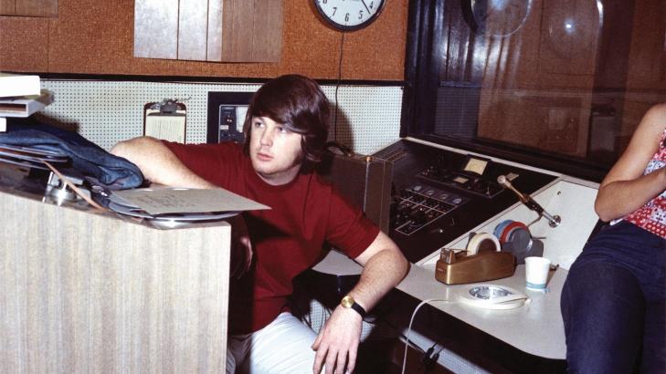 TAGNING 60: Brian Wilson dirigerer troppene i studioet, 1966.  Foto: EMI / Jasper Dailey / Courtesy of The Peter Reum Collection