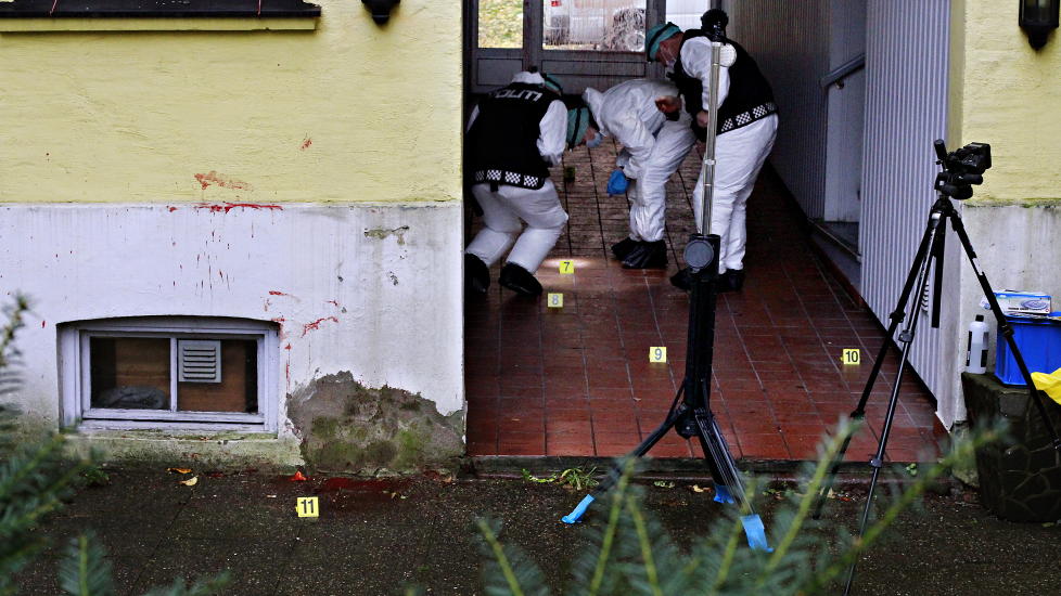 GRANSKET �STEDET: Krimteknikere unders�ker blodsporene i oppgangen. B�de leiligheten og oppgangen var full av blod. Foto: Hilda Nyfl�t / Dagbladet.