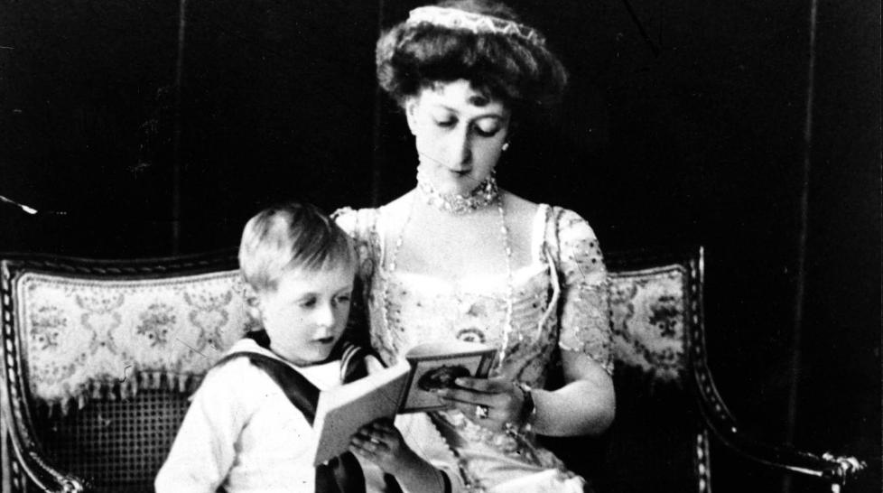 �kt forst�else: Dronning Maud med kronprins Olav i 1908. �Historiene om dronning Maud og kong George V kan l�re oss mye om det palliative helsetilbudet i mellomkrigstiden, og kan �ke v�r forst�else for hvorfor aktiv d�dshjelp kunne framst� som nyttig og n�dvendig for datidens mennesker�, skriver kronikkforfatteren. Arkivfoto: Scanpix