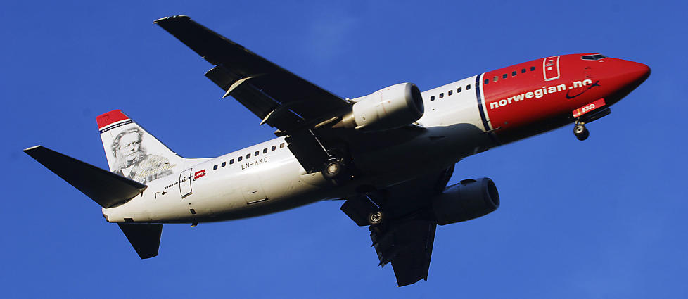 PRAT I LUFTA: Fra og med 1. november vil det bli mulig � ringe fra Norwegians fly som har wi-fi. Foto: PAUL KLEIVEN/SCANPIX