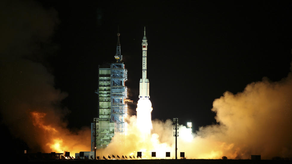 VIL EROBRE ROMMET: Romfart�yet �Shenzhou 8� ble skutt opp med en Long March 2F-rakett fra en base i Gobi�rkenen. �Shenzhou 8� skal dokkes til en modul som ble satt i oml�psbane i september, og nok et steg mot kinesernes plan om en bemannet romstasjon i l�pet av de neste ti �ra. Foto: AP Photo/SCANPIX