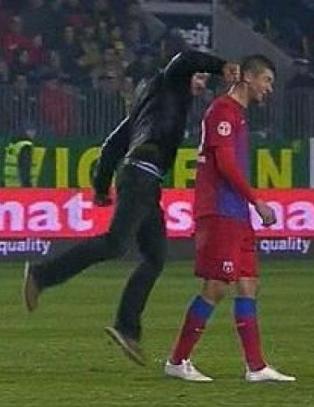 Her brekker han kinnbeinet på Steaua-spilleren