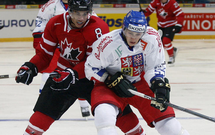 ANKLAGET: Den tsjekkiske F�rjestad-spilleren Martin Sevc (t.h.) er anklaget for � ha kalt en motspiller: �din j�vla sig�yner�. Saken preger svensk hockey og han f�r vite straffen i dag. Foto: AP Photo/Petr David Josek