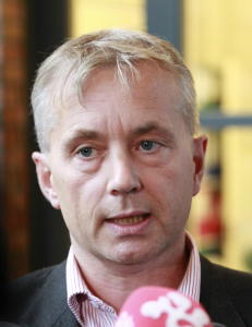 Sl�r tilbake mot kritikk