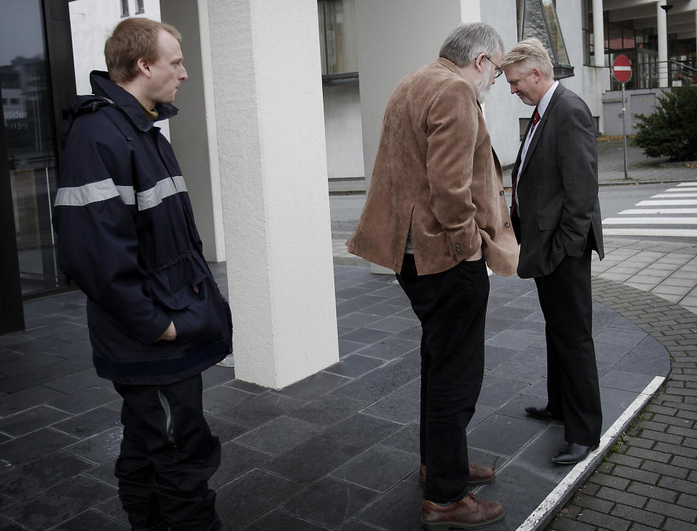 LEGGER HODENE I BL�T: Kjell Gunnar Larsen (midten), hans advokat Arne Heiestad og Henrik Orm�sen (t.v.) utenfor Haugaland tingrett. Foto: ERLING H�GELAND/Dagbladet