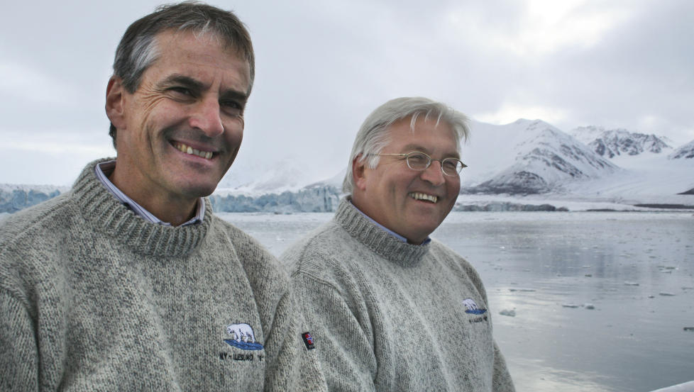 Strategisk viktig: Jonas Gahr St�re p� Svalbard i 2007 sammen med dav�rende utenriksminister i Tyskland Frank-Walter Steinmeier. �Vi b�r v�re klar over at Arktis er i ferd med � bli det strategisk viktigste og kanskje mest omstridte havomr�de i verden�, skriver artikkelforfatteren. Arkivfoto: Linda Bakken/Scanpix