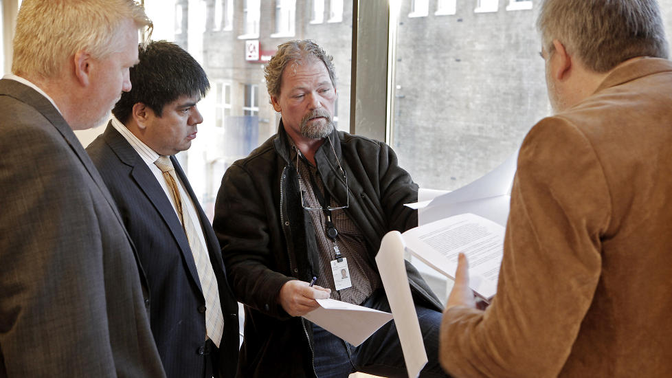 I ARREST: Namsmann Geir Vagle Stangeland (midten) orienterer her daglig leder Kjell Gunnar Larsen (t.h.) om at det er tatt beslag i 9,7 millioner kroner tilh�rende organisasjonen. Til venstre SOS Rasismes advokater Arne Heiestad (t.v.) og Peter Skarb�vigFoto: ERLING H�GELAND/Dagbladet