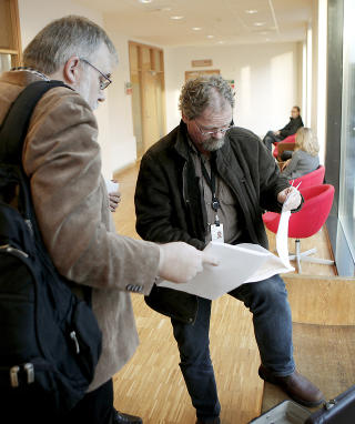 STORE VERDIER: Daglig leder og hovedkasserer Kjell Gunnar Larsen i SOS Rasisme f�r her kjennelsen som viser at organisasjonens store verdier er tatt i beslag av namsmannen.  Foto: ERLING H�GELAND/Dagbladet