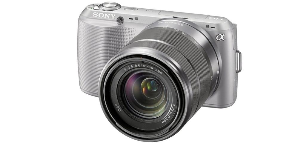 KOMPAKT: Sony NEX-C3 er et kompakt lite systemkamera, selv om st�rrelsen kan �ke betraktelig med et stort objektiv. Foto: Produsent