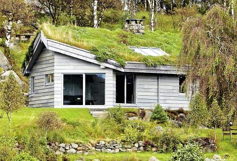 VAKKERT VED LUTSIVASSDRAGET: Mellom Gandsfjorden og Lysefjorden i Sandnes kommune ligger Runar Gabrielson B�s skiferhytte. Bruttoareal: 60 m�. Bod p� 14 m�. Bygge�r 2011.  Foto: Sveinung Br�then