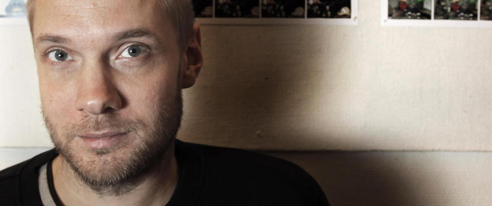 - Jeg tegner han idioten med dum stemme