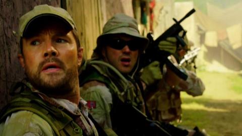 MED REGISS�REN:  Jon �igarden (n�rmest) som soldaten Even Nymark. Ved siden av ham ser vi regiss�r Alexander Eik, som ogs� har en liten rolle i filmen. Foto: fra filmen