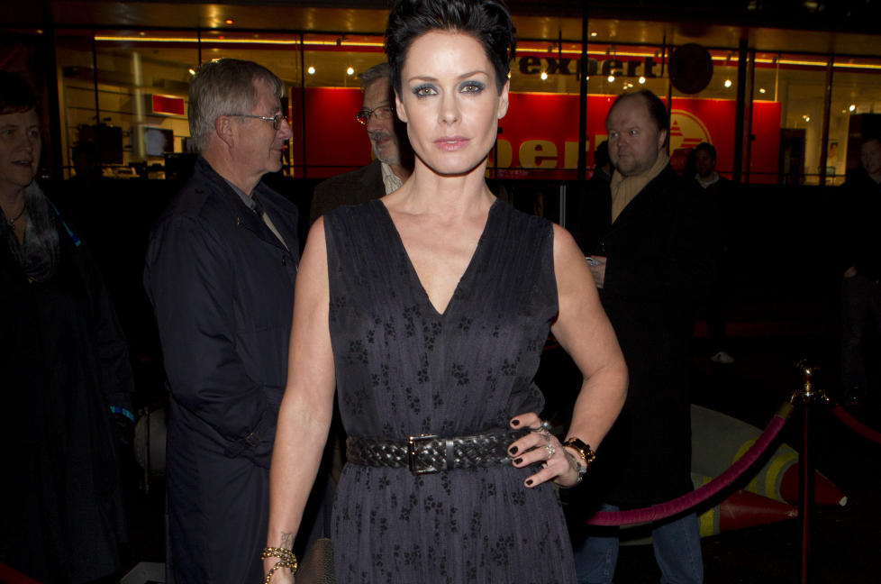 P� PREMIERE: Lene Nystr�m var feieinde flott i fotsid kjole fra Mulberry. Stroppen fra en liten veske hadde hun surret rundt h�ndleddet. Sminken var m�rk, og neglene sorte. Foto: Roger Fosaas/Stella Pictures