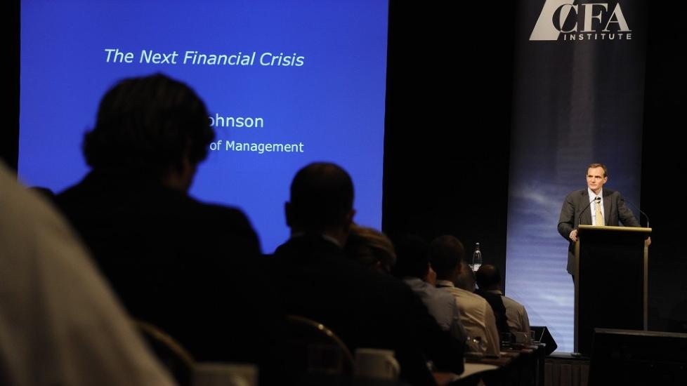 ADVARER: Simon Johnson advarte igjen mot for store banker i sitt foredrag i Paris i kveld. Foto: CFA Institute