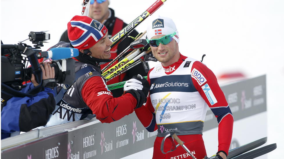 SKI-NORGES ST�RSTE GULLKALV: Petter Northug er den st�rste idrettsstjernen i Norge, men if�lge landslagssjef Vidar L�fshus (til venstre) opplever han den enorme interessen rundt egen person som en stor belastning. I g�r r�det han 26-�ringen til � flytte ut av landet for � slippe trykket. - Det er en logikk man m� riste p� hodet av, mener PR-ekspert Bj�rn B. Jacobsen. P� bildet har Northug nettopp sikret Norge stafettgullet under fjor�rets VM i Holmenkollen. 
Foto: Gorm Kallestad / Scanpix