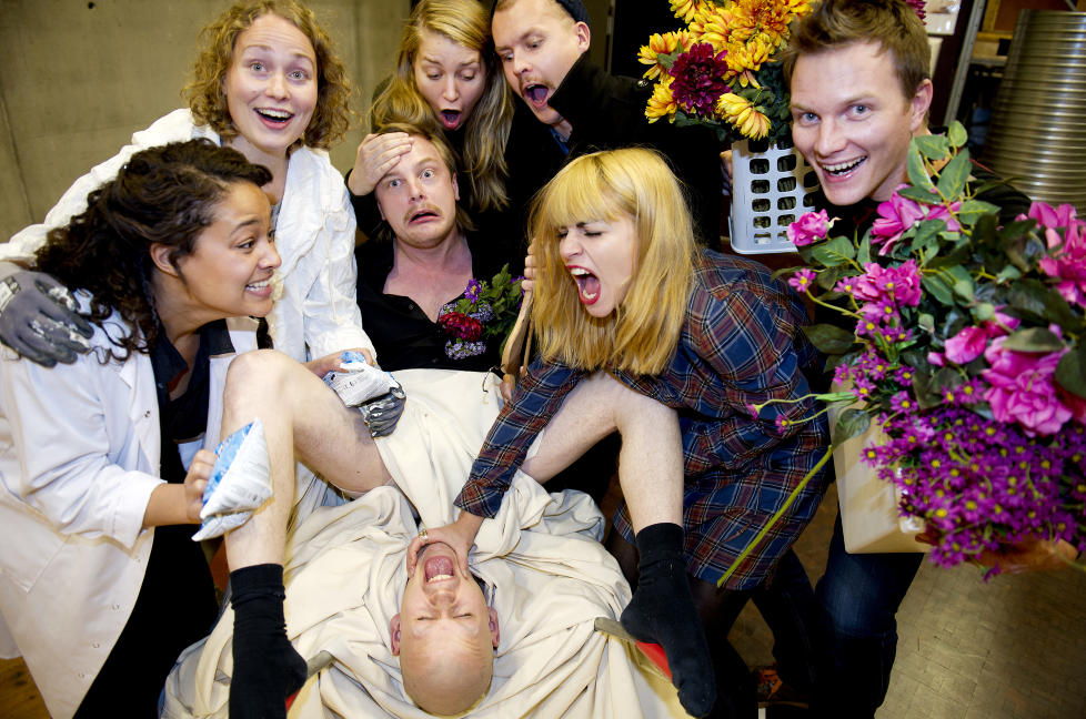 F�DSEL: Teaterstudentene gleder seg til � komme ut av skolens livmor og f�des som skuespillere. (F.v.:) Iselin Skj�vesland Shumba, Rebekka Nystabakk, Eivin Nilsen Salthe, Susann Bugge Kambestad, Olav Waastad, Ida Elise Broch, Oddgeir Thune og  Roger Opdal Paulsen (foran). Foto: �istein Norum Monsen / DAGBLADET
