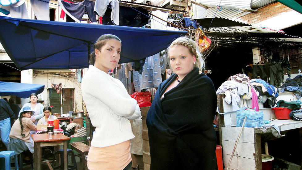 F�R FLUKTEN: Stina Brendemo Hagen t.h. og Madelaine Rodriguez i fengselet i Cochabamba i 2008, f�r rettsaken startet. Sammen med en venninne ble de tatt med kokain i koffertene.N� er det bare Rodrigues som er igjen i Cochabamba, etter at begge de to andre har kommet seg til Norge.  
Foto:  Gunnar Hultgreen / Dagbladet