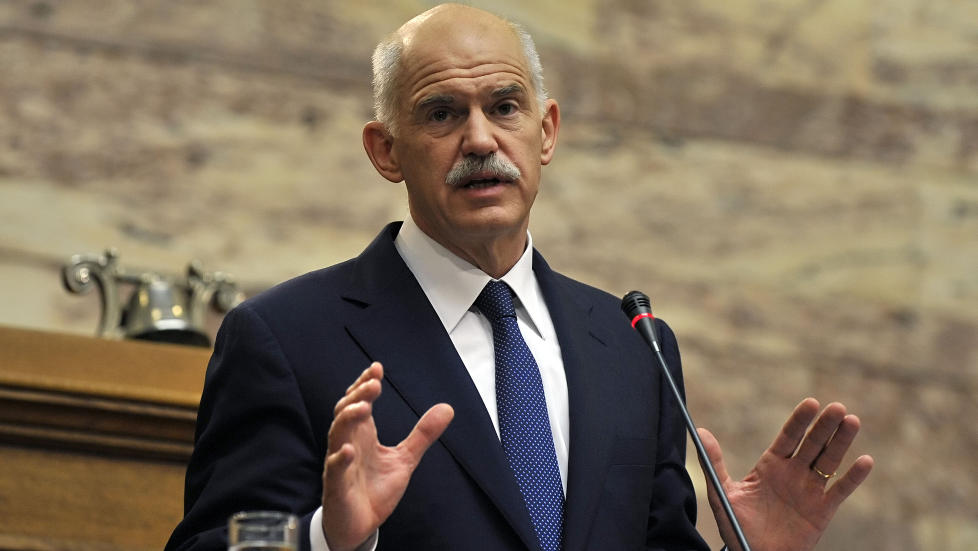 TA DET ROLIG: Grekerne og statsminister Georgios Papandreou kan dette med demokrati. Foto: Louisa Gouliamaki/AFP/Scanpix