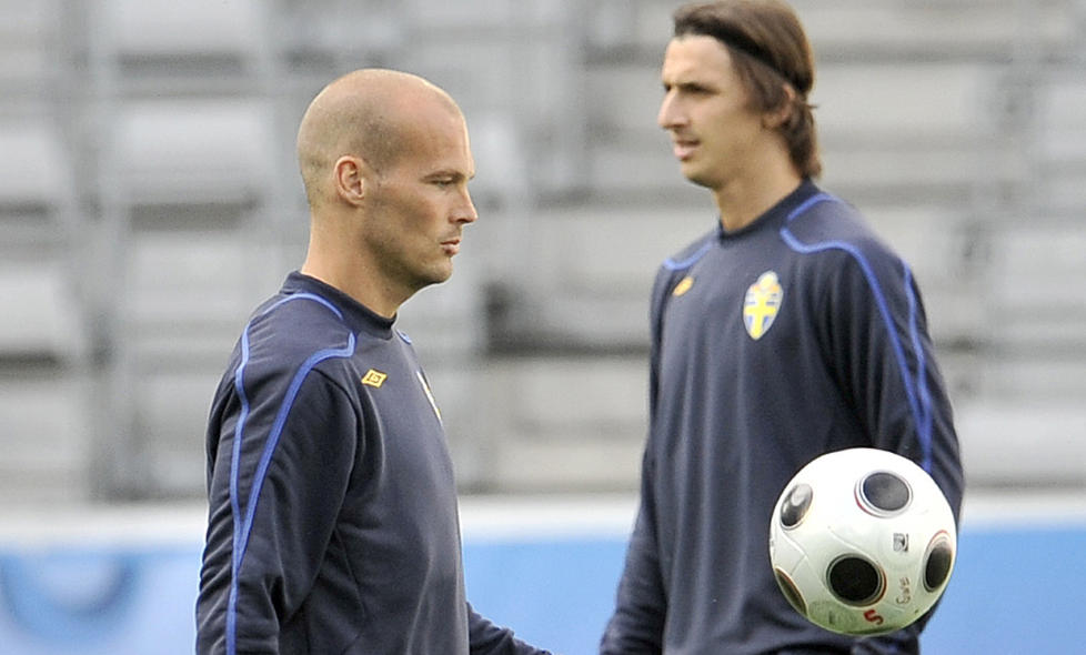 IKKE PERLEVENNER: Fredrik Ljungberg og Zlatan Ibrahimovic var blant de aller st�rste stjernene i det svenske landslaget, men privat var de knapt p� talefot. Zlatan irriterte seg grensel�st over det han opplevde som primadonnanykker hos den tidligere Arsenal-spilleren. Foto:  (AP Photo/Martin Meissner)