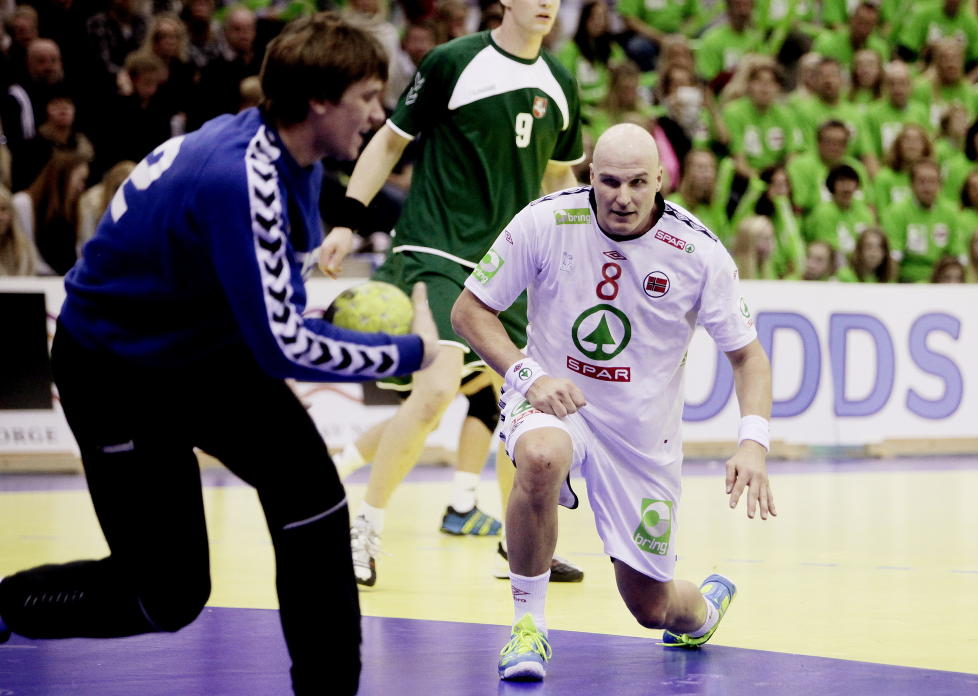 TUNG MOTSTAND: 
Bjarte Myrhol under Bring cup i h�ndball herrer mellom Norge og Litauen i Ekeberghallen fredag kveld.
Foto: Stian Lysberg Solum / SCANPIX