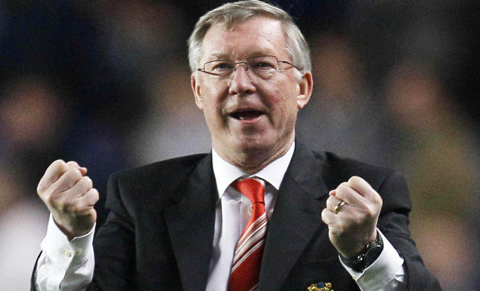 25-�RSJUBILEUM: S�ndag er det 25 �r siden sir Alex Ferguson ble utnevnt som manager for Manchester United. En s�rlig bedre avgj�relse har klubben neppe tatt. P� bildet feirer Ferguson v�rens 1-0-seier over Chelsea p� Stamford Bridge foran bortefansen. FOto:  (AP Photo/Alastair Grant)