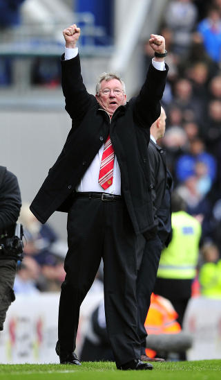 ENGASJERT: United har nettopp vunnet sitt 19. ligagull p� Ewood Park, og Ferguson feirer foran fansen. Foto: 
 AFP PHOTO / GLYN KIRK