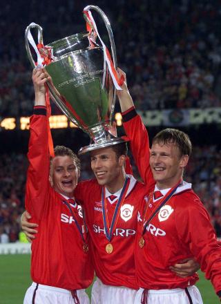 P� FEST: Ole Gunnar Solskj�r og Ronny Johnsen. Teddy Sheringham til h�yre. Foto:  Dan Chung REUTERS