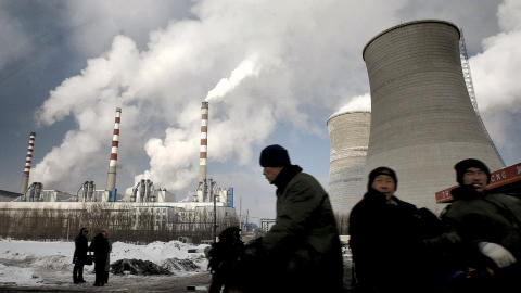 REKORDUTSLIPP: Kullkraftverkene i Kina g�r p� �full guffe� og s�rger for at de globale utslippene �ker i rekordtempo. Foto: AP Photo/Scanpix