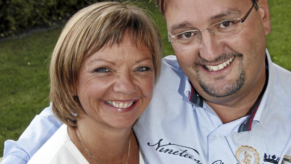 SJELEVENNER: Litt baksnakking ble det da Trine Dehli Cleve (50) og 12 �r yngre Thomas Cleve ble kj�rester for 16 �r siden.  FOTO: Britt Krogsvold Andersen