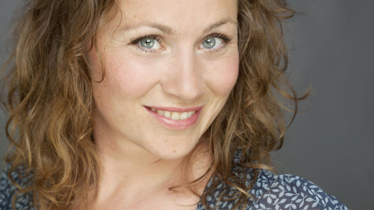 FORFATTER: Gunhild Dahlberg har skrevet boka �Juntafil. S�nn ca. alt om sex og kj�rlighet�. Foto: Aschehoug