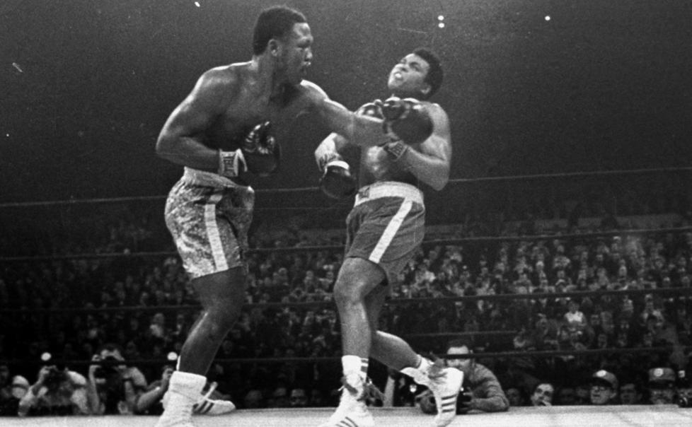 LEVERKREFT: Joe Frazier er rammet av leverkreft, opplyste hans manager l�rdag. Her f�r han inn et slag p� Muhammad Ali under tungvektskampen i 1971.  Foto: AP Photo / Scanpix