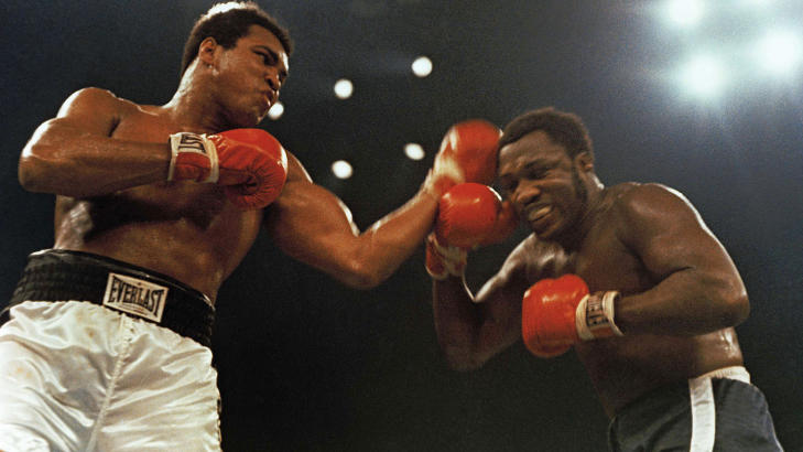 MOT ALI - IGJEN: Frazier blir truffet av et Ali-slag i 1974. Foto: (AP Photo, File)