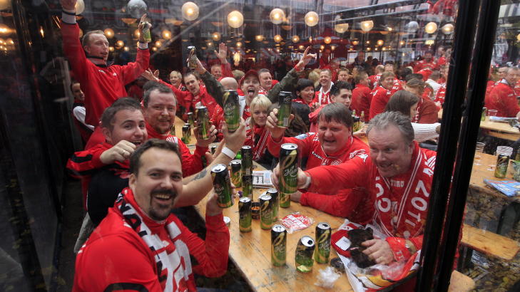 SATT OSLO I KOK: Glade og forventningsfulle Brannsupportere har inntatt Karl Johans gate i Oslo l�rdag. Mange lader opp f�r s�ndagens kamp mellom Brann og �lesund p� Ullevaal stadion. Foto: Lise �serud / Scanpix