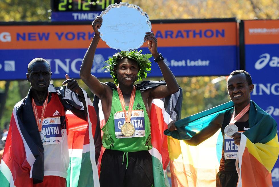 NY L�YPEREKORD: Kenyanske Geoffrey Mutai (midten) vant New York Maraton p� ny l�yperekord med tida 2.05.06 foran landsmannen Emmanuel Mutai (t.v.) og etiopieren  Tsegaye Kebede.Foto: SCANPIX/EPA/JUSTIN LANE