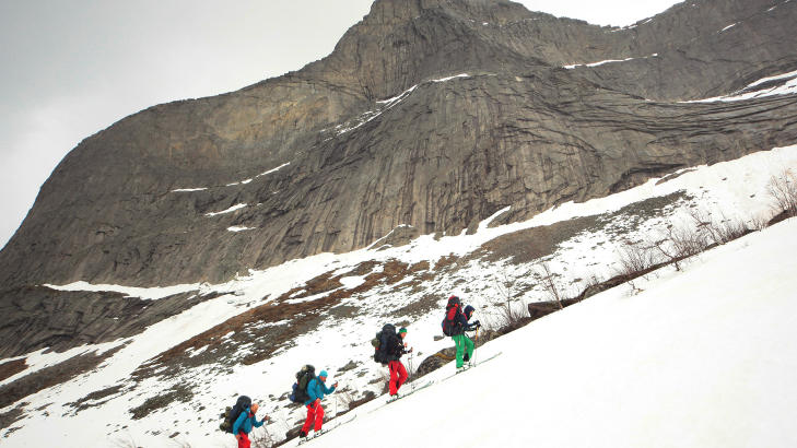 VAKKERT LANDSKAP: Veien opp mot Stetind er bratt. Enda verre blir det for deltakerne n�r de m� klatre bare ved hjelp av fingrene. Foto: TVNorge